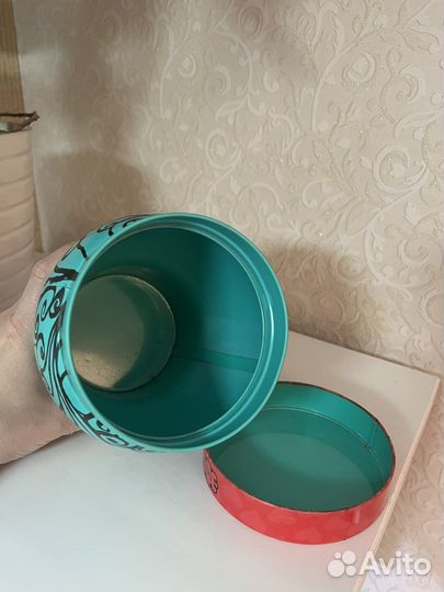 Жестяная банка Benefit