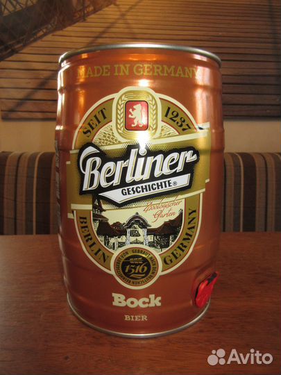 Бутылки, бочонок из-под пива, бокал для ликера