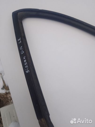 Уплотнитель стекла двери Nissan