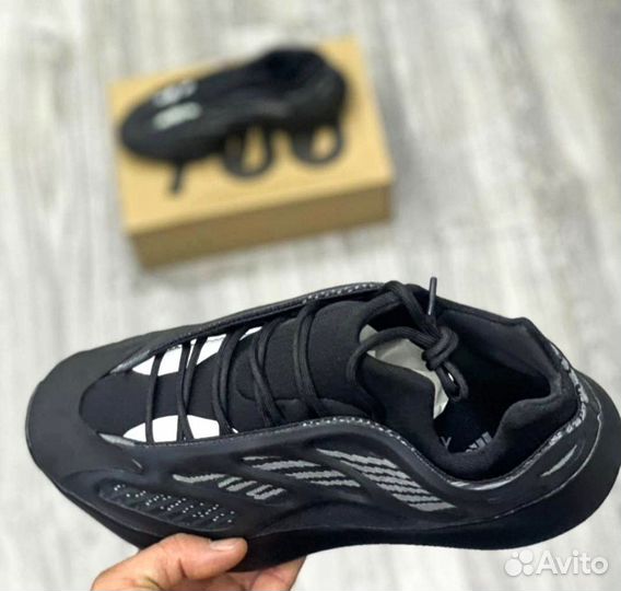 Кроссовки Adidas Yeezy Boost 700 v3