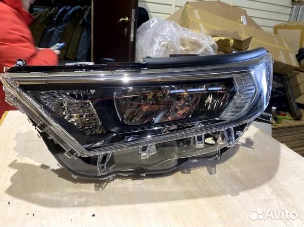 Фара передняя правая Тойота Рав 4 XA 50