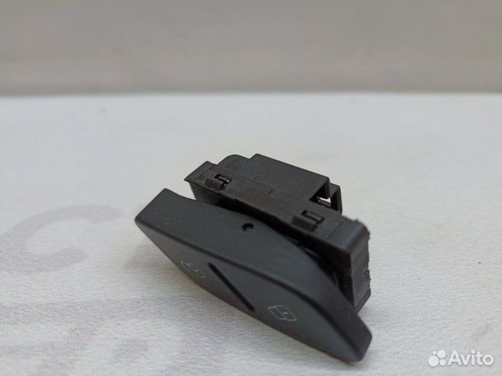 Кнопка центрального замка Volkswagen Jetta A6 cfna