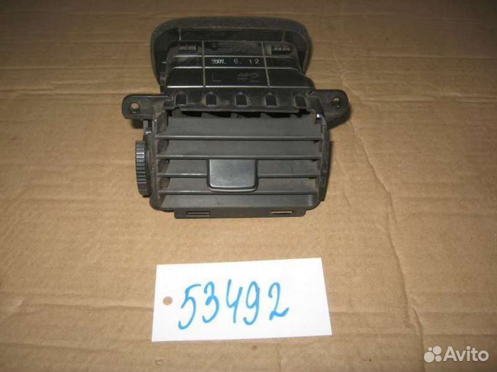 Дефлектор воздушный левый центральный Mazda 3 (BK)