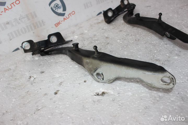 Петли капота на Lincoln Navigator 2