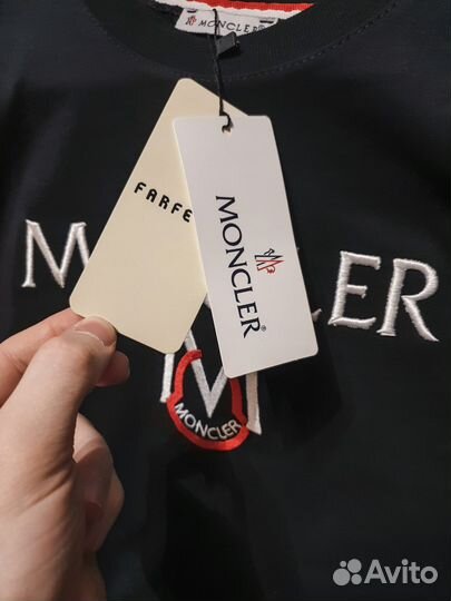 Moncler: футболка для тех, кто следит за стилем