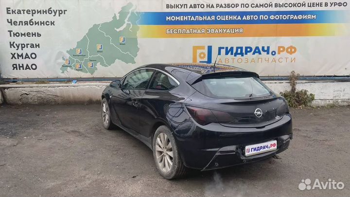 Обшивка кузова правая Opel Astra GTC (J) 2330117