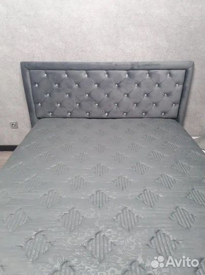 Кровать двуспальная с матрасом