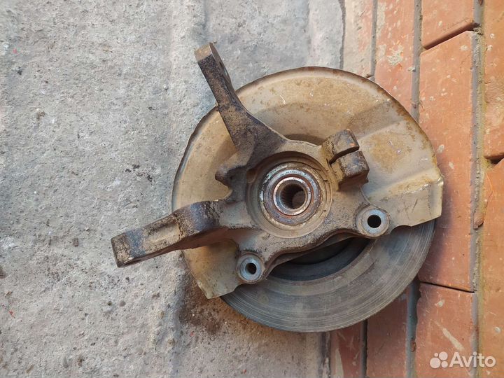 Mitsubishi Lancer IX кулак в сборе