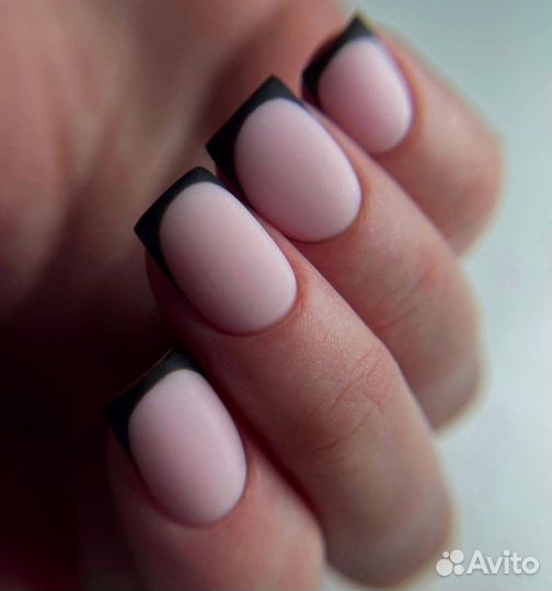 Модель на маникюр