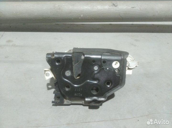 Замок боковой двери передний правый Porsche