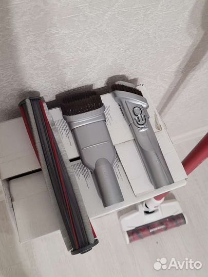 Беспроводной вертикальный пылесос redmond