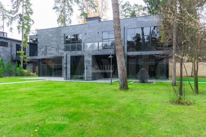 Дом 680 м² на участке 25 сот.