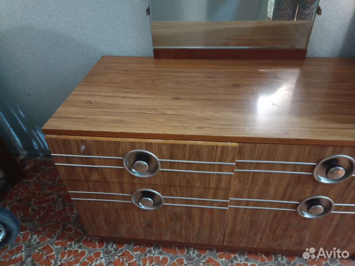 Трюмо с зеркалом