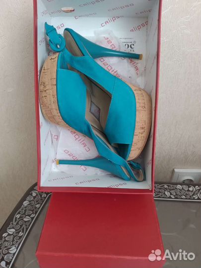 Босоножки новые