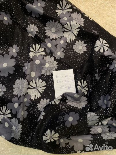 Тёмные отрезы ткани в ассортименте