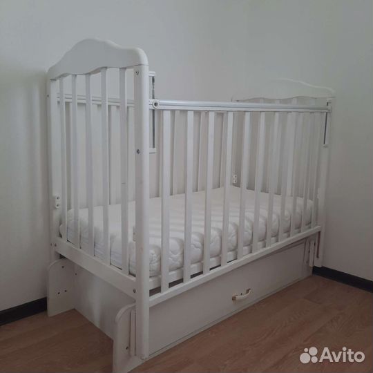 Детская кроватка с маятником