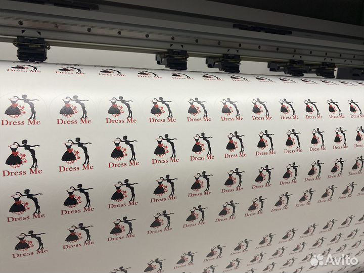 Печать наклеек и этикеток с контурной резкой