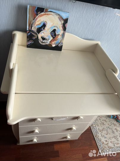 Кроватка для новорожденных и комод