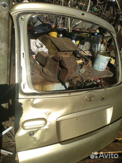 Продам дверь багажника на тойота функарго