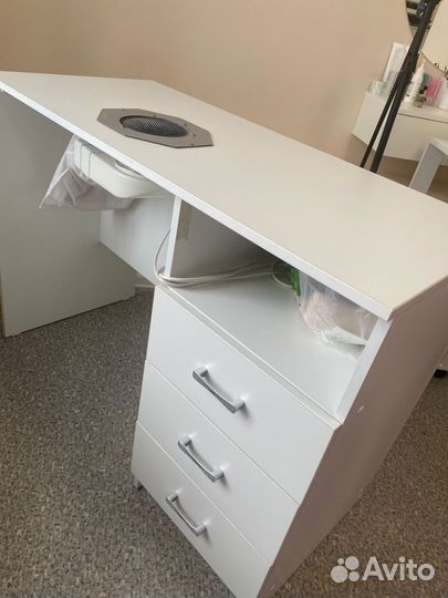 Стол мастера маникюра