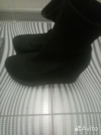 Продам женские ботинки