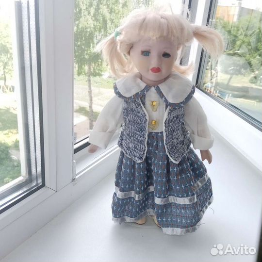 Кукла фарфор