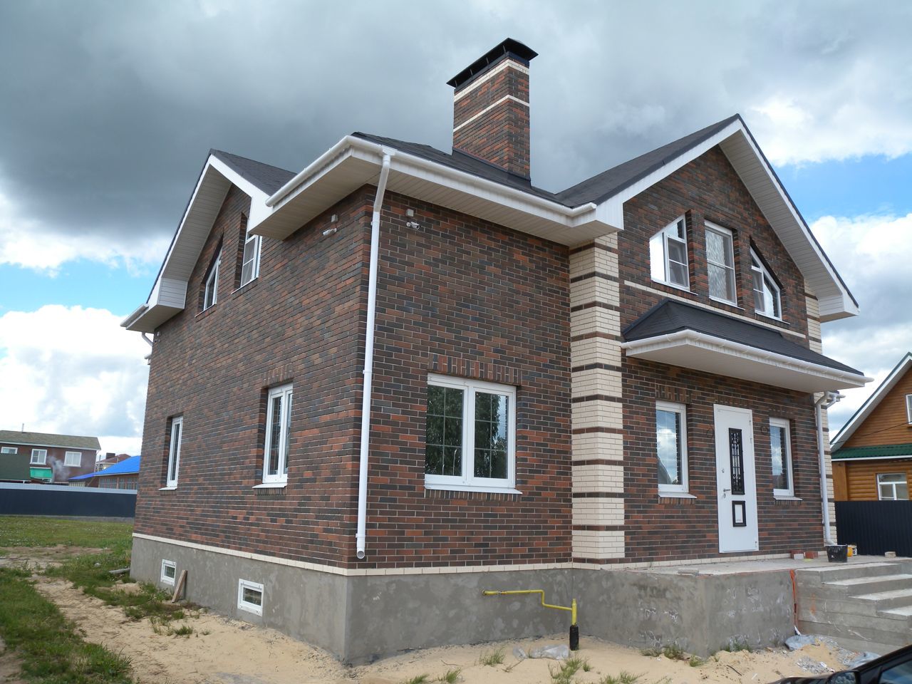 Фасадная панель альта профиль туф иранский. Коричневые фундамент. Коричневые фундамент. Отделка цоколя камнем. Кирпичный дом с кирпичным цоколем.