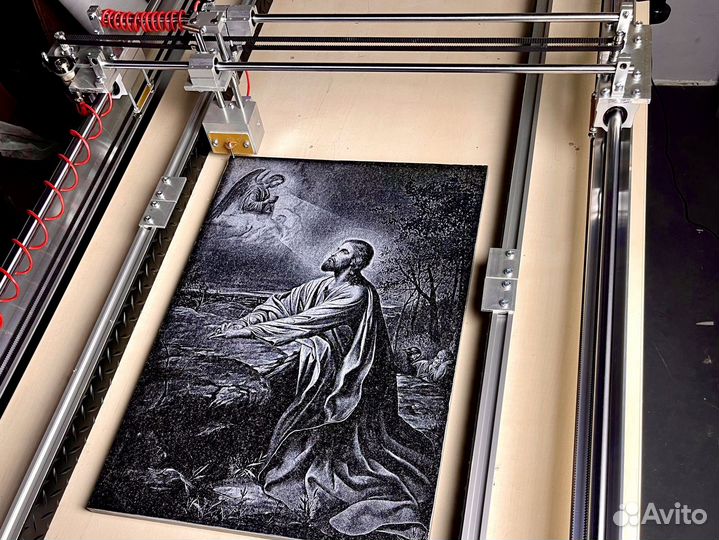 Гравировальный лазерно-ударный станок по камню