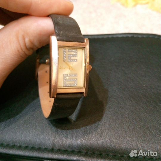 Золотая подвеска и часы