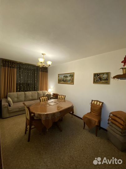 Стол из натурального дерева и стулья