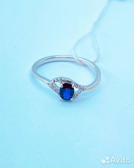 Кольцо с природным камнем Золото