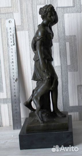 Статуэтка Диана Бургундская с собакой