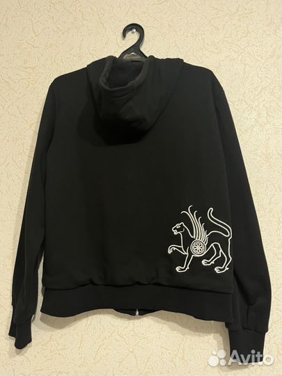 Спортивная одежда бренда 