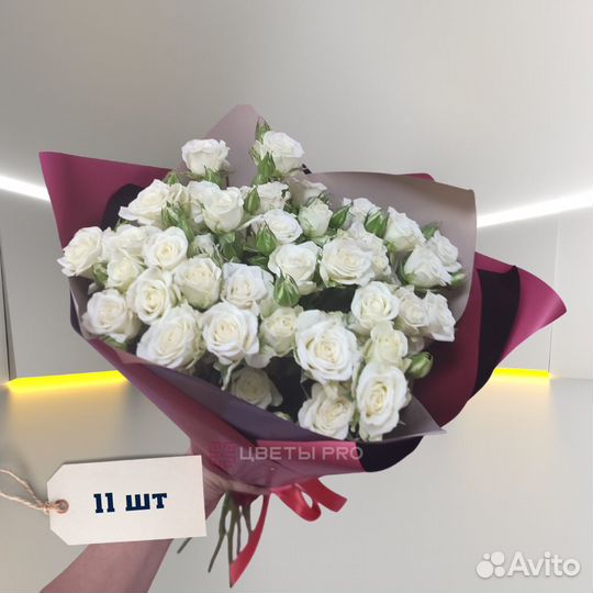 Букет белых кустовых роз 40 см 17 шт