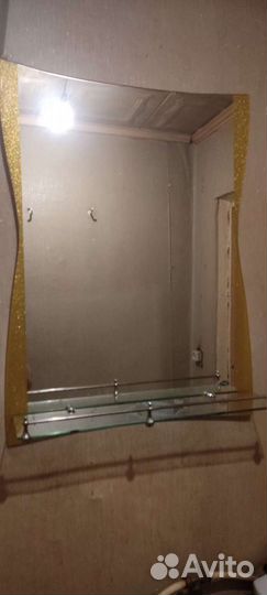 Зеркало в ванную с полкой