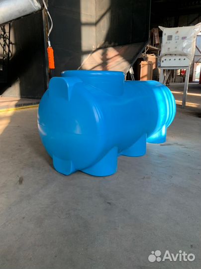 Горизонтальная пластиковая емкость,бак,резервуар