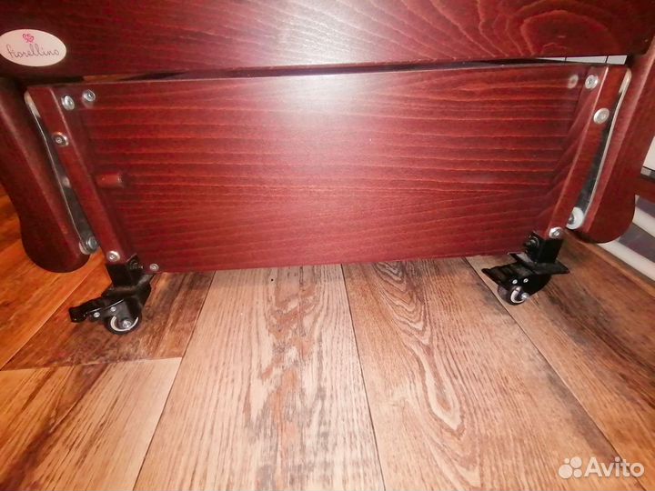 Детская кроватка с маятником и ящиком