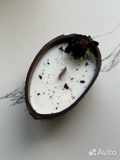 Ароматическая свеча в кокосе