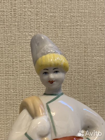 Фарфоровая статуэтка 