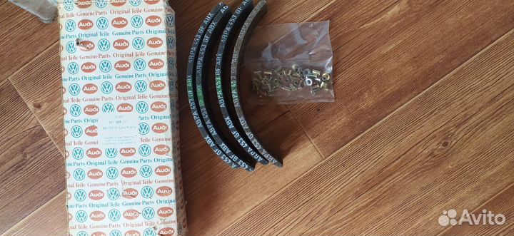 VAG811698071 Комплект барабанных тормозных колодок