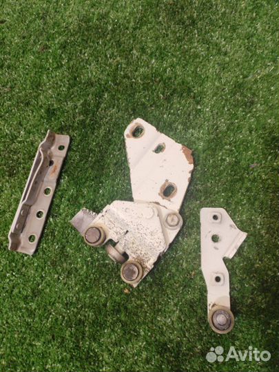 Петли двери задние левые Nissan Elgrand GF-alwe50