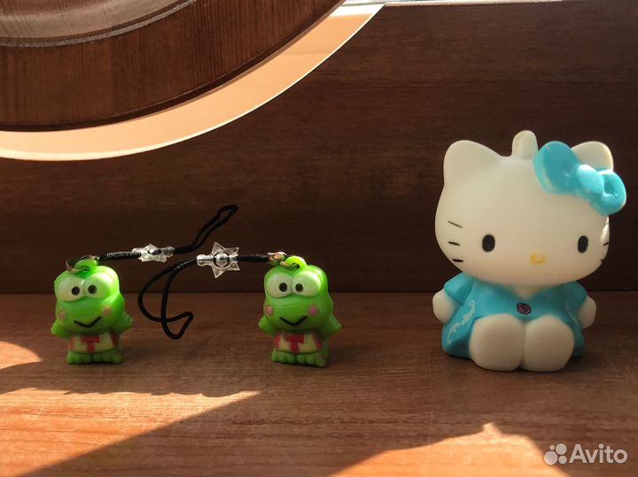 Sanrio: брелки keroppi и фигурка hello kitty