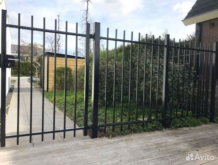 Забор из профильных труб с ковкой