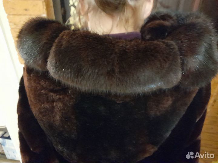 Шуба мутоновая с капюшоном коричневая