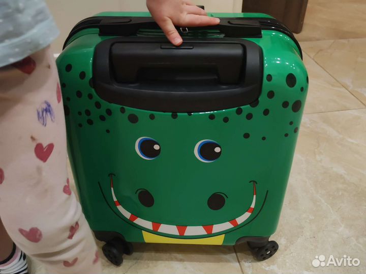Чемодан на колесах детский новый