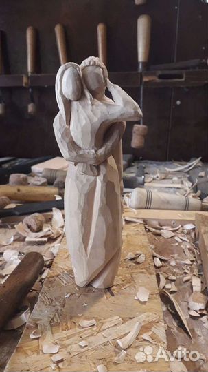 Статуэтка из дерева