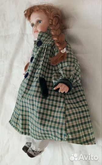 Кукла фарфоровая