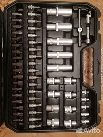 Набор инструментов для авто в чемодане