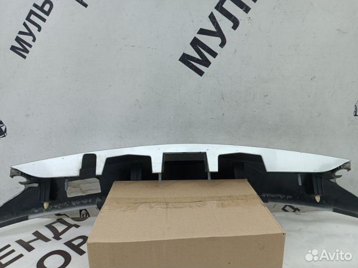 Накладка крышки багажника Toyota Rav4 40