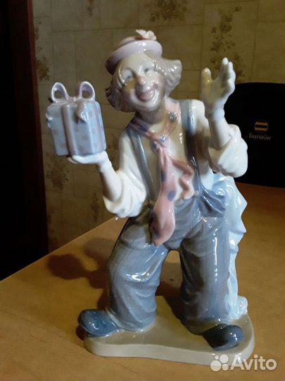 Большая новая форфоровая статуэтка 